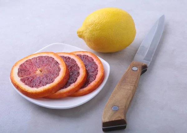 Des oranges. Trancher l'orange et le citron sur une assiette blanche. Vue du dessus . — Photo