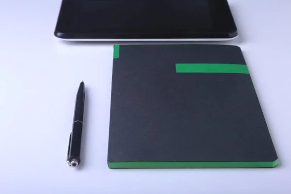 Concetto aziendale. Vista dall'alto del notebook a spirale kraft, occhiali, smartphone e penna nera isolati su sfondo per mockup . — Foto Stock