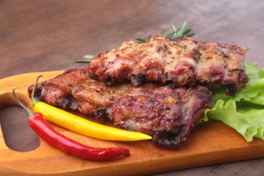 marul yaprakları, sıcak biber ve sos ahşap kesme tahtası üzerinde mangalda kaburga ızgara.