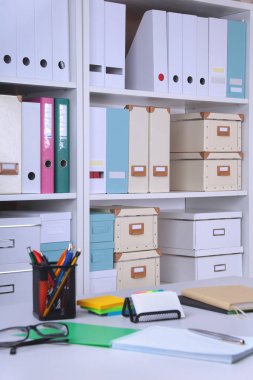 Masalar, sandalyeler ve kütüphaneler ile modern ofis iç