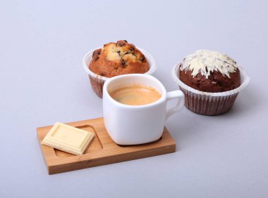 Ev yapımı kek ve çikolata beyaz arka plan üzerinde beyaz fincanla yapılan klasik espresso.