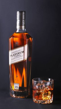 Grodno, Belarus, Ocak 0, 2018, Johnnie Walker Platin etiket harmanlanmış scotch viski özel hediye kutusunda. Özel karışım, yaş 18 yıl.