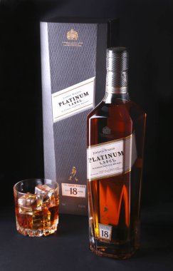 Grodno, Belarus, Ocak 0, 2018, Johnnie Walker Platin etiket harmanlanmış scotch viski özel hediye kutusunda. Özel karışım, yaş 18 yıl.