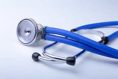 Kırmızı kalp ve masa üzerinde bir stetoskop