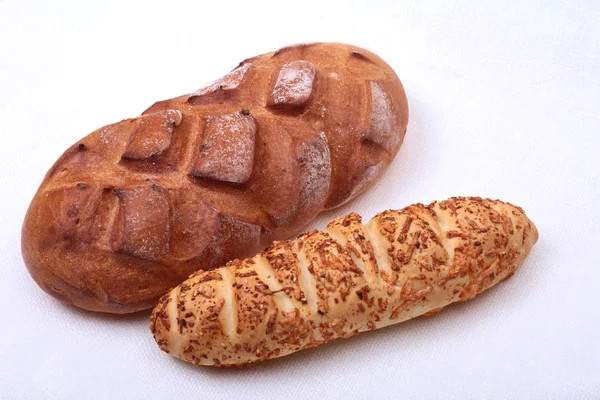 Válogatott friss házi kenyérrel fehér háttér. Szelektív összpontosít — Stock Fotó