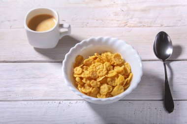 Mısır gevreği tahıl bir kase ve espresso kahve kap. Sabah kahvaltı.