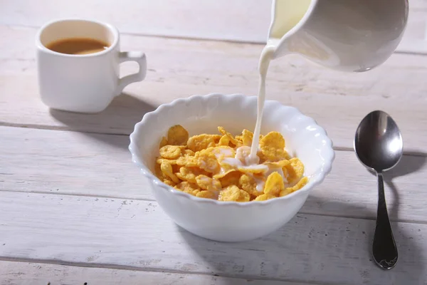 맛 있는 옥수수 찌 질 시리얼 그릇에 붓는 고 모자 에스프레소 커피와 우유. 아침 식사. — 스톡 사진