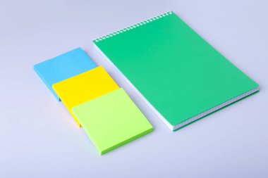 İş kavramı. Kraft spiral defter, gözlük ve mockup için arka plan üzerinde izole kalem Üstten Görünüm.