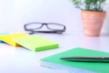 İş kavramı. Kraft spiral defter, gözlük ve mockup için arka plan üzerinde izole kalem Üstten Görünüm.