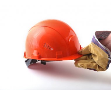 koruyucu eldiven işçi turuncu bir kask elinde tutuyor. Güvenlik kask.