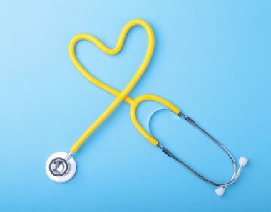 Kırmızı kalp ve masa üzerinde bir stetoskop