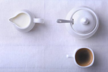 Bir fincan sıcak kahve espresso, kahve çekirdekleri, sürahi süt ve şeker kopya alanı için beyaz arka plan üzerine bir kase. Kahve kavramı.