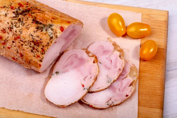 Pain de viande fait maison à partir de viande de porc avec des épices sur planche à découper . — Photo