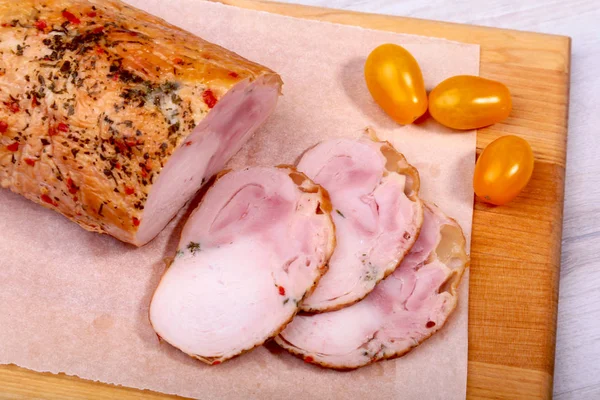 Pan de carne hecho en casa de carne de cerdo con especias en la tabla de cortar . — Foto de Stock