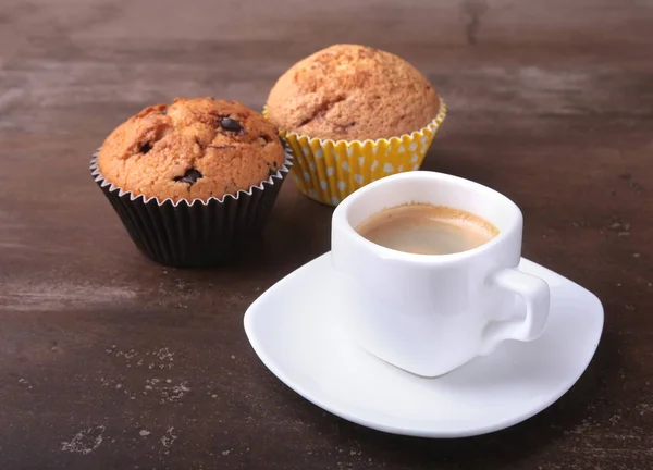 Muffin fatto in casa con uvetta e tazza di caffè espresso classico. focus selettivo . — Foto Stock