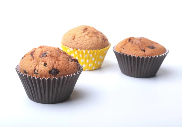 Bolo caseiro com passas e cupcake de chocolate. foco seletivo — Fotografia de Stock