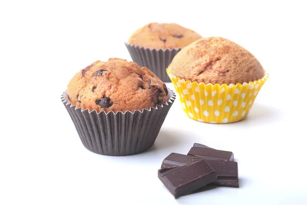 Muffin fatto in casa con uvetta e cupcake al cioccolato. focus selettivo — Foto Stock