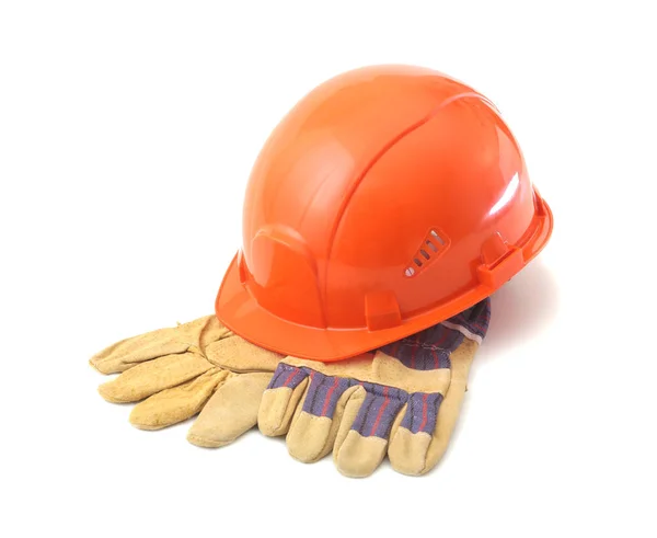 Oranžová čepice, rukavice na bílém pozadí. Bezpečnostní přilba. — Stock fotografie