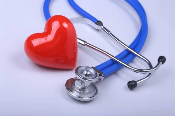 Metin için yer ile beyaz tabloda stetoskop ve kırmızı kalp. — Stok fotoğraf