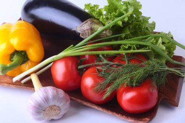 Taze sebze, patlıcan, biber, domates, sarımsak yaprak marul ile çeşitli. Beyaz arka plan üzerinde izole. Seçici odak.