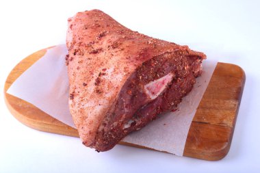 Çiğ domuz knuckle ve baharat bir kesme tahtası üzerinde. Seçici odak. Hazır yemek pişirmek için.