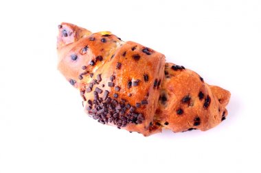 Beyaz arka plan üzerinde seçici odak izole gevrek taze kruvasan.