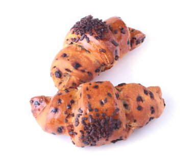 Beyaz arka plan üzerinde seçici odak izole gevrek taze kruvasan.