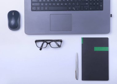 Rahat çalışma close-up yerleştirin ofis dizüstü bilgisayar, fare, defter, gözlük, kalem ve tablo kopya alanı ile döşeme diğer ekipmanlar. Üstten Görünüm.