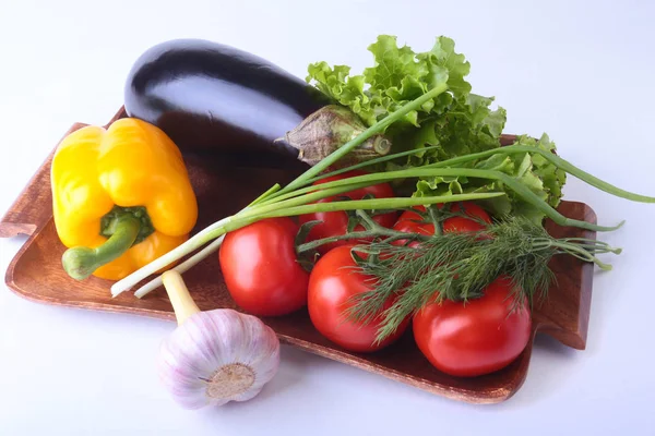 Frisches Gemüse, Auberginen, Paprika, Tomaten, Knoblauch mit Blattsalat. isoliert auf weißem Hintergrund. Selektiver Fokus. — Stockfoto