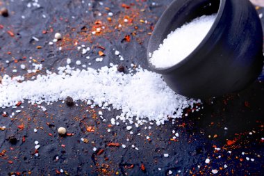 Kırmızı baharat, tuz ve biber siyah mermer üzerinde. Siyah arka plan. Üstten Görünüm.