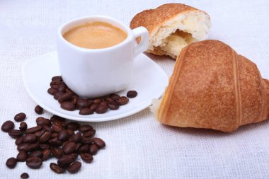 Klasik espresso beyaz Kupası, kruvasan ve kahve çekirdekleri beyaz arka plan üzerinde. Üstten Görünüm.