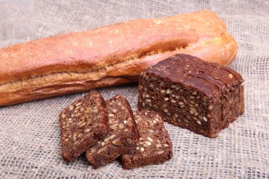 Çeşitli ekmek ve pasta ile kompozisyon. Seçici odak.