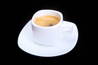 Klasik espresso kahve siyah arka plan üzerine beyaz fincan. seçici odak.