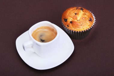 Kuru üzüm ve klasik espresso kahve ile ev yapımı kek. seçici odak.