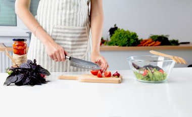 Kesme tahtası, bir cam tabak salata taze sebze. Pişirme kavramı