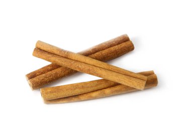 Beyaz üzerine izole edilmiş tarçın çubuklarının üst görünümü.