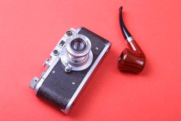 Alte Retro-Kamera auf roten Brettern abstrakter Hintergrund — Stockfoto