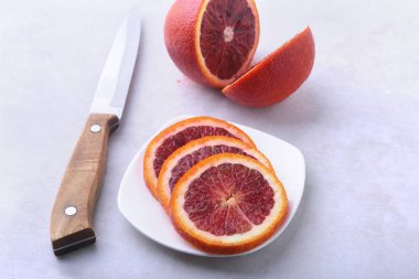 Turuncu meyve. Portakal ve limon dilim beyaz tabakta. Üstten Görünüm.