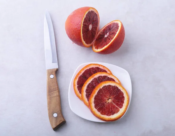 Orange fruit. Orange and lemon slice on white plate. Top view. — Stock Photo, Image