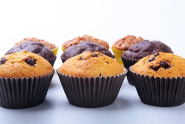 Kuru üzüm ve çikolata üzerinde izole beyaz arka plan ile lezzetli ev yapımı kekler çeşitli. Kek. Üstten Görünüm.