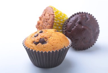 Kuru üzüm ve çikolata üzerinde izole beyaz arka plan ile lezzetli ev yapımı kekler çeşitli. Kek. Üstten Görünüm.