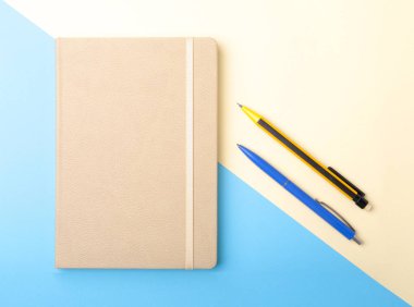 Defter, kalem, kurşun kalem ve diğer malzemeleri iş ofis için. Uzay kopyalayın. Üstten Görünüm.