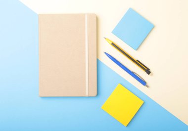 Defter, kalem, kurşun kalem ve diğer malzemeleri iş ofis için. Uzay kopyalayın. Üstten Görünüm.