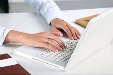 Klavyede yazan kadın ofis çalışanı
