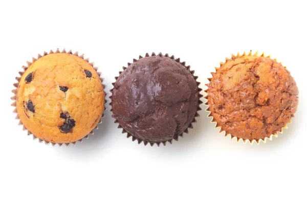 Surtido de deliciosos cupcakes caseros con pasas y chocolate aislado sobre fondo blanco. Muffins. Vista superior . — Foto de Stock