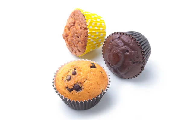 Surtido de deliciosos cupcakes caseros con pasas y chocolate aislado sobre fondo blanco. Muffins. Vista superior . — Foto de Stock