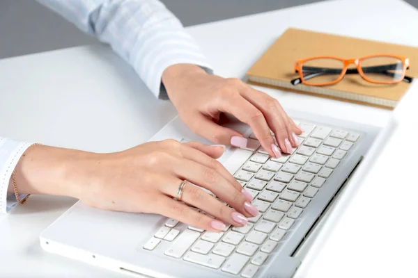 Trabalhadora de escritório do sexo feminino digitando no teclado — Fotografia de Stock
