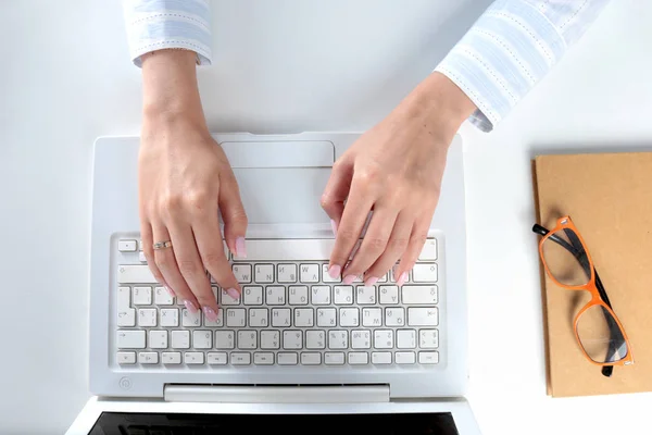 Жіночий офісний працівник, що друкує на клавіатурі — стокове фото