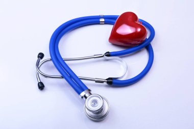 Kırmızı kalp ve beyaz arka plan üzerinde izole bir stetoskop.