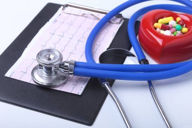 RX reçeteli, kırmızı kalp, asorted pils ve beyaz arka plan üzerinde bir stetoskop